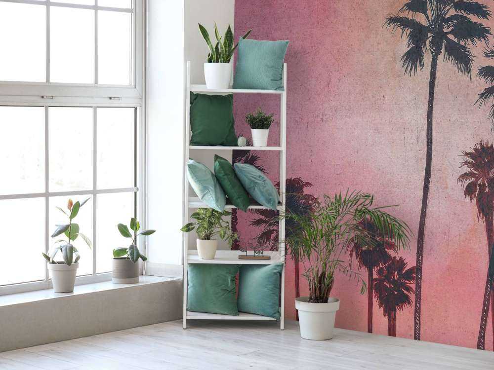 Palmbomen in roze avondgloed