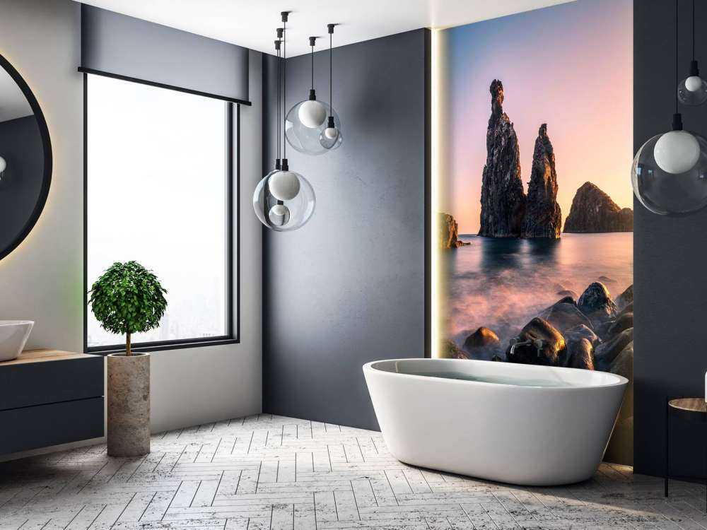 Avondlicht aan rotsige kustlijn