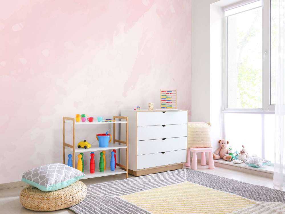 Poederroze verfsluier in lagen