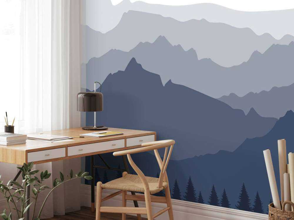 Donkere bergen met sparrenbos