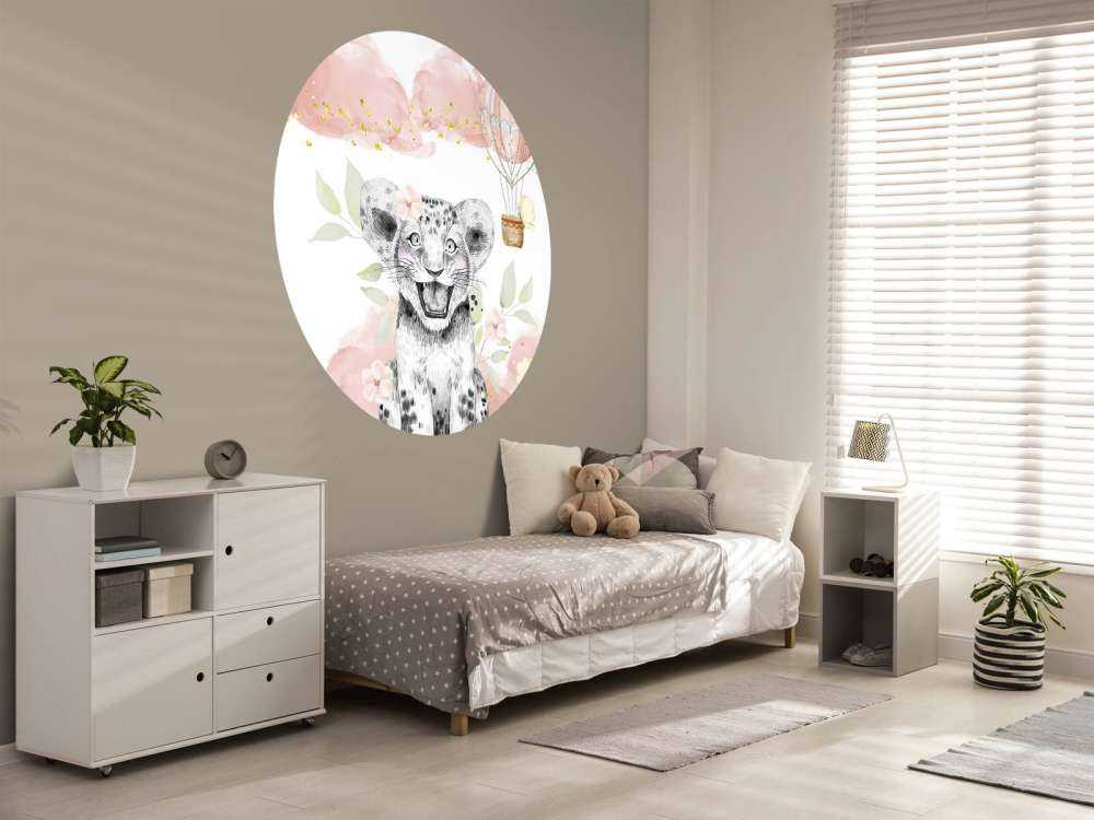 Vrolijke leeuwenwelp en luchtballo