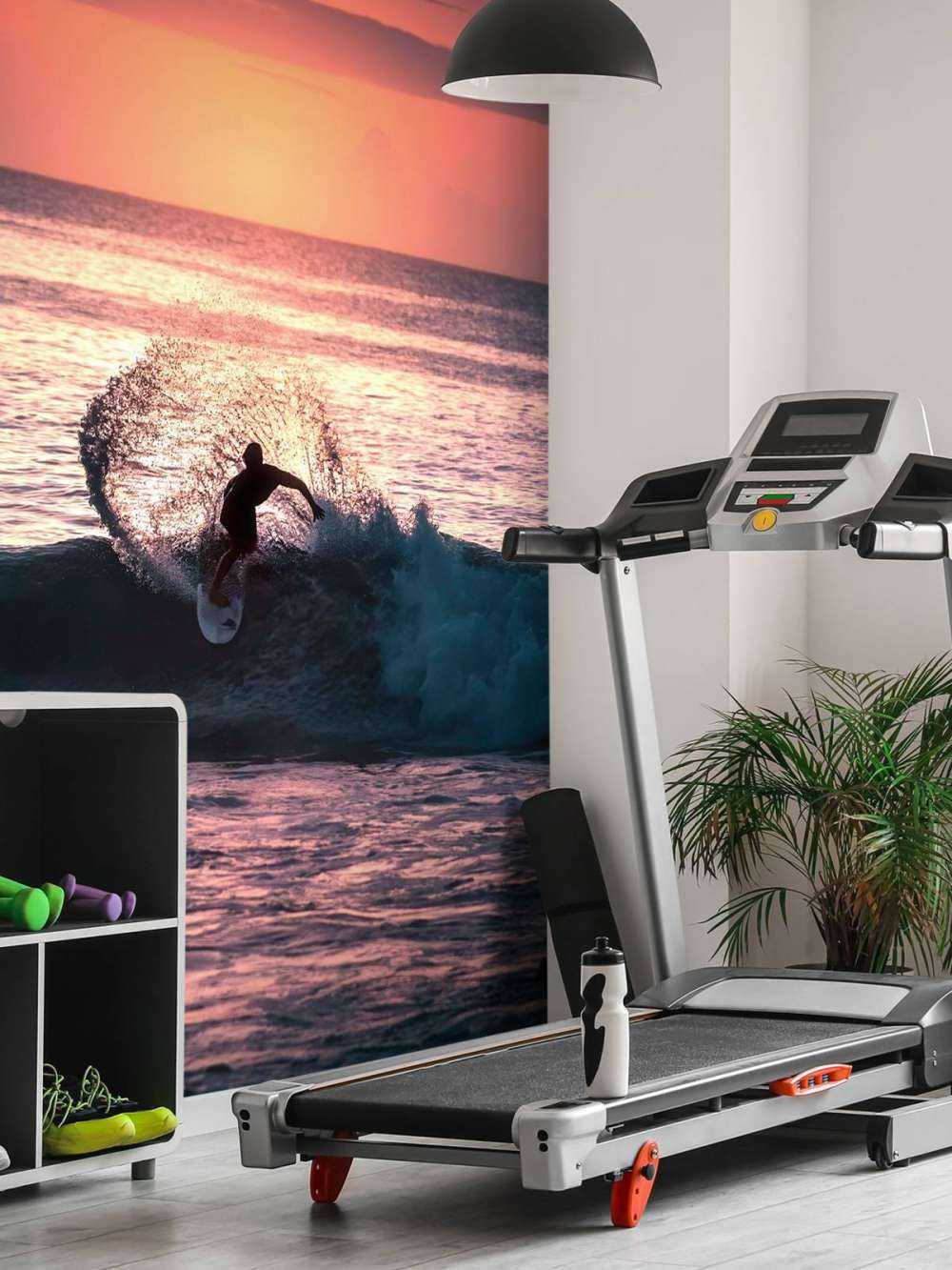 Surfer in de roze avondgloed