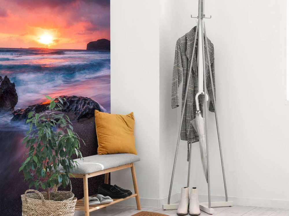 Rotsachtige kust bij zonsondergang