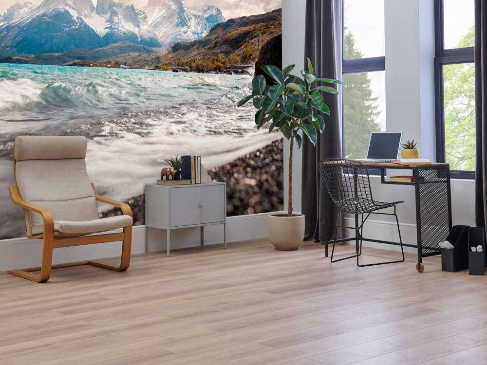 Turquoise bergmeer met golvende kust