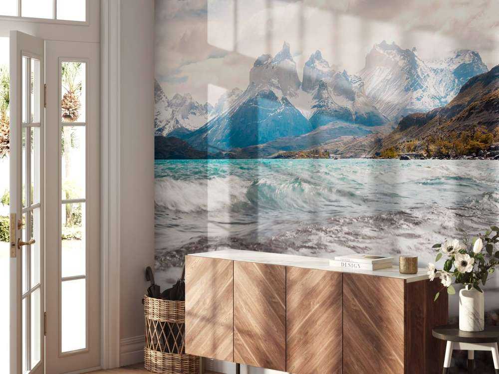 Helder gletsjermeer met bergtoppen