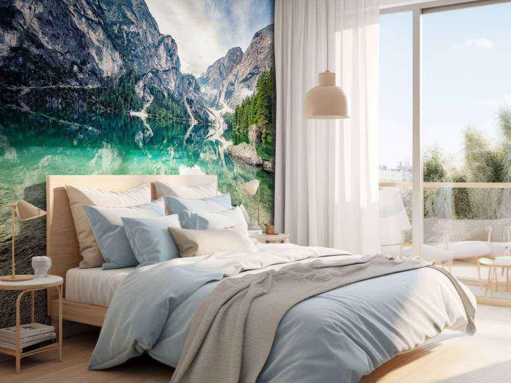 Smaragdgroen bergmeer met rotswanden