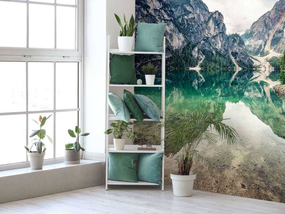 Smaragdgroen bergmeer met rotswanden