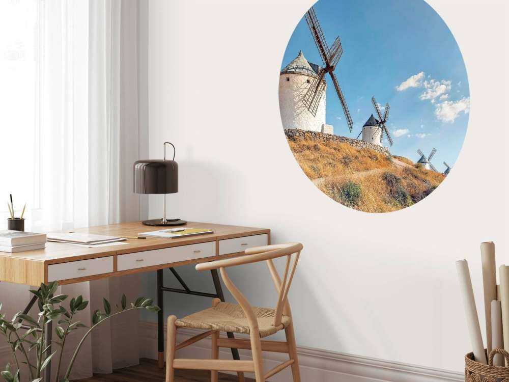 Zomerheuvel met witte windmolens