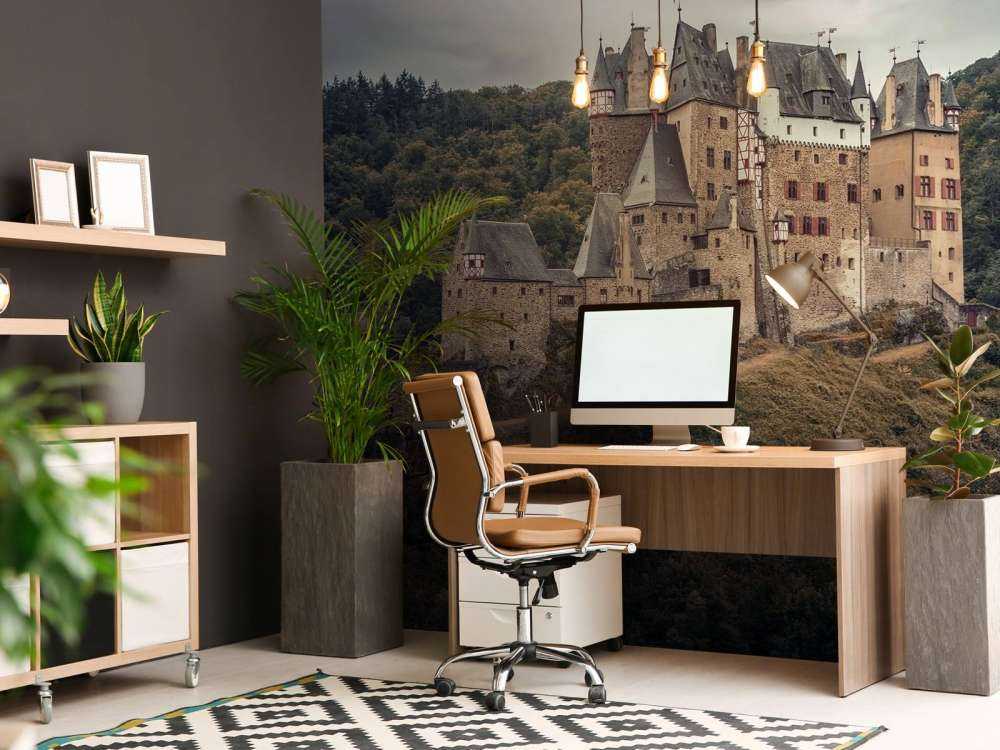 Kasteel tussen groene heuvels