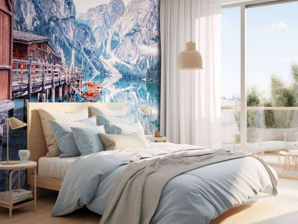 Bergmeer bij houten steiger