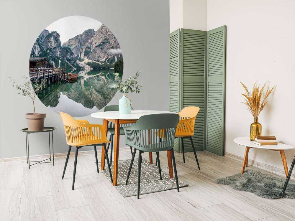 Bergmeer in stille ochtendmist