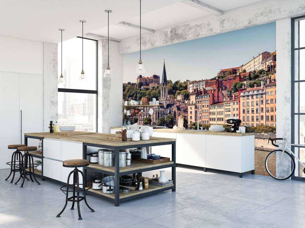 Zonnige stadsoever met pastelkleurige gevels