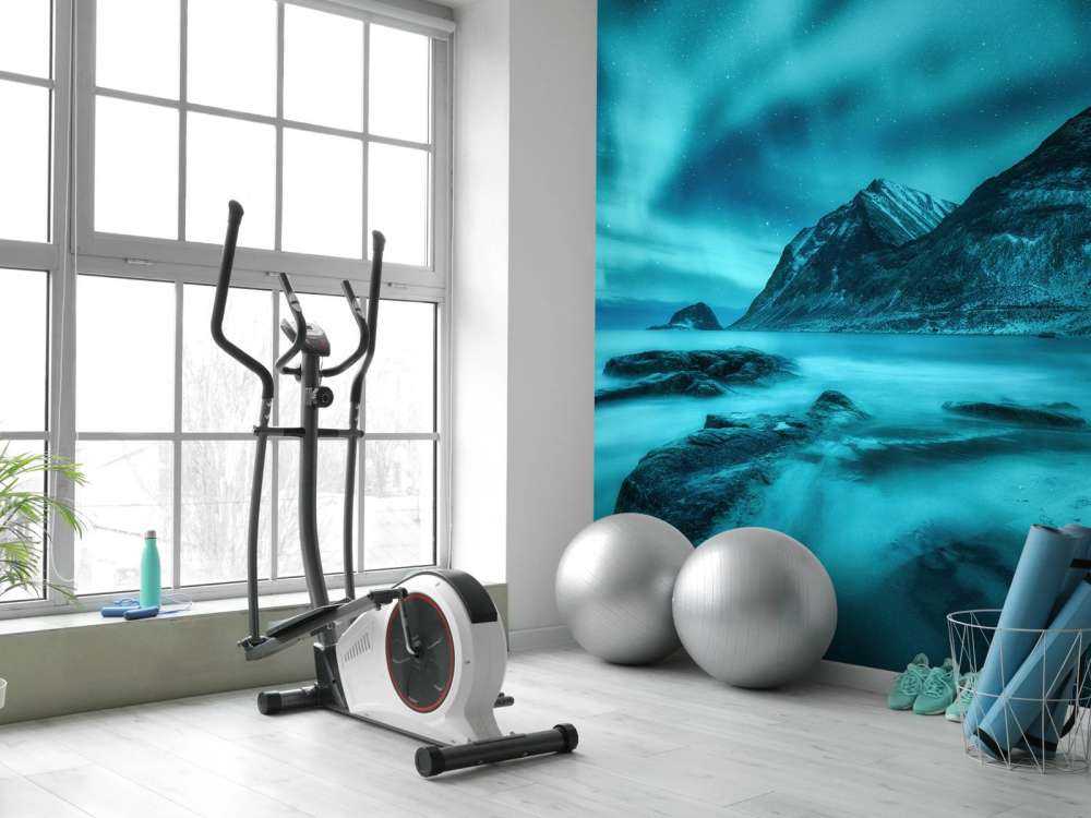 Blauw noorderlicht met bergen