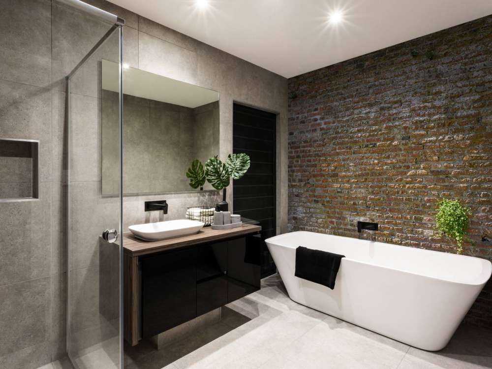 Oude stenen stadsmuur met plantjes