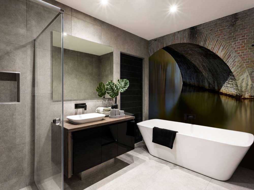 Oude boogbrug naar kasteel