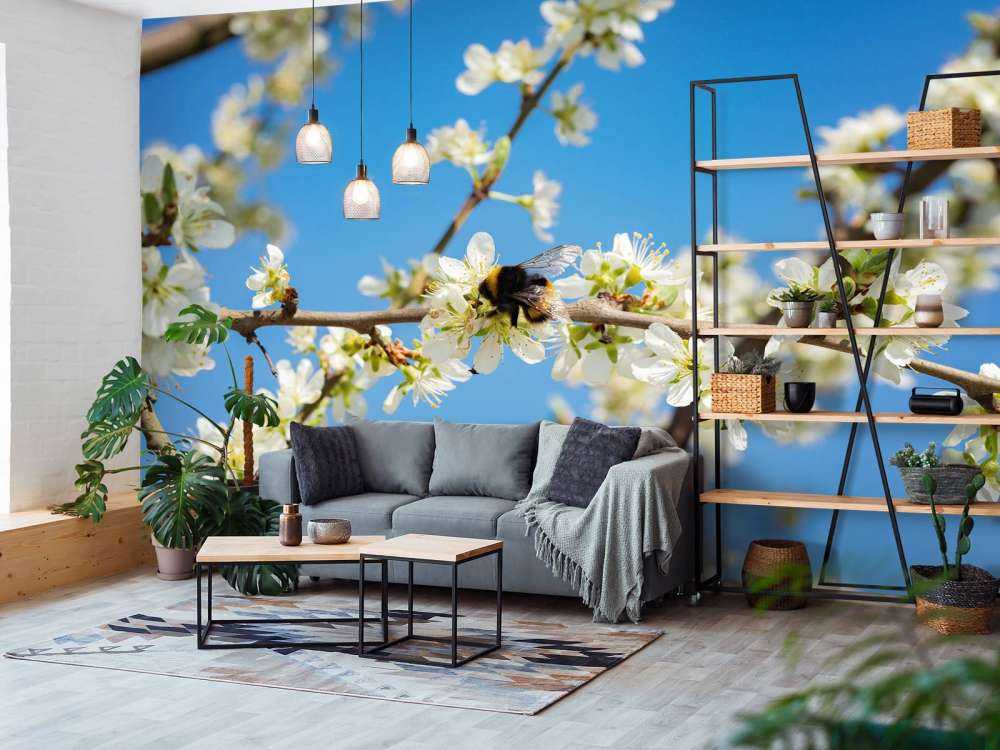 Hommel met witte bloesems