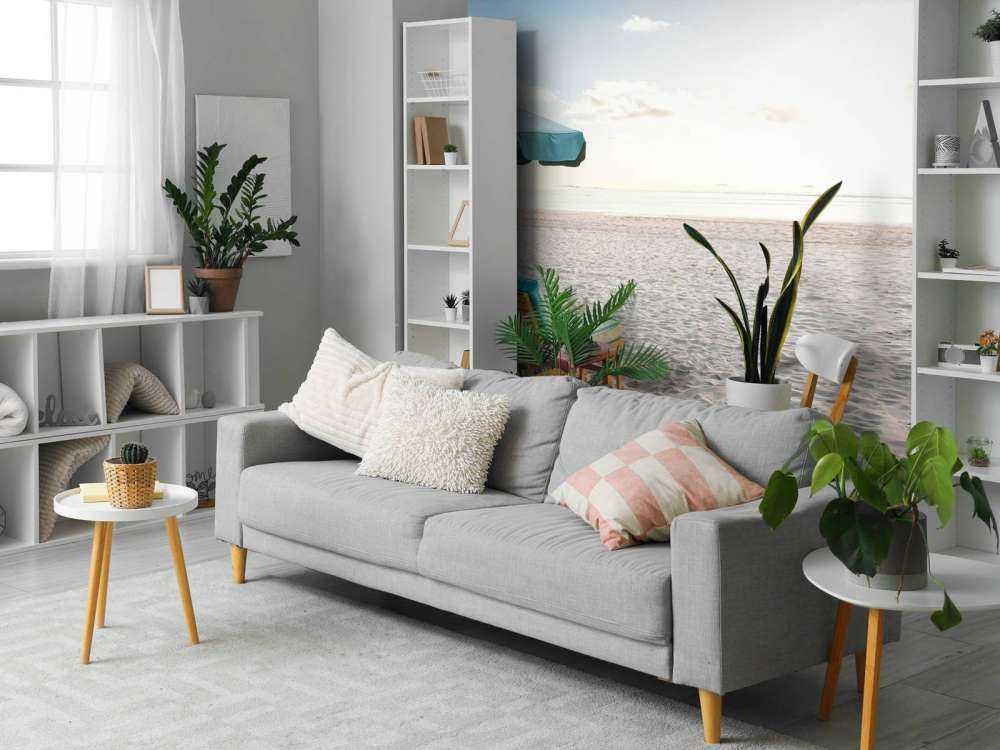 Groot wit strand met twee ligbedden