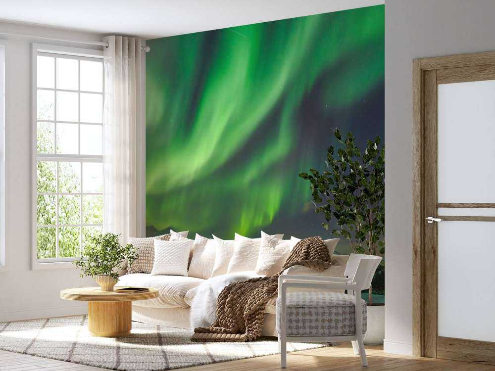 Verlichte stad door het Noorderlicht