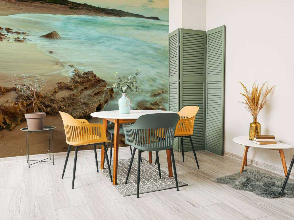 Rustig strand met rotsen