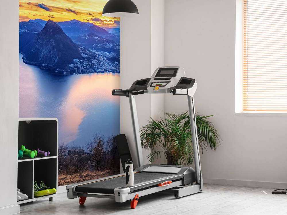 Bovenaanzicht op een stad met bergen