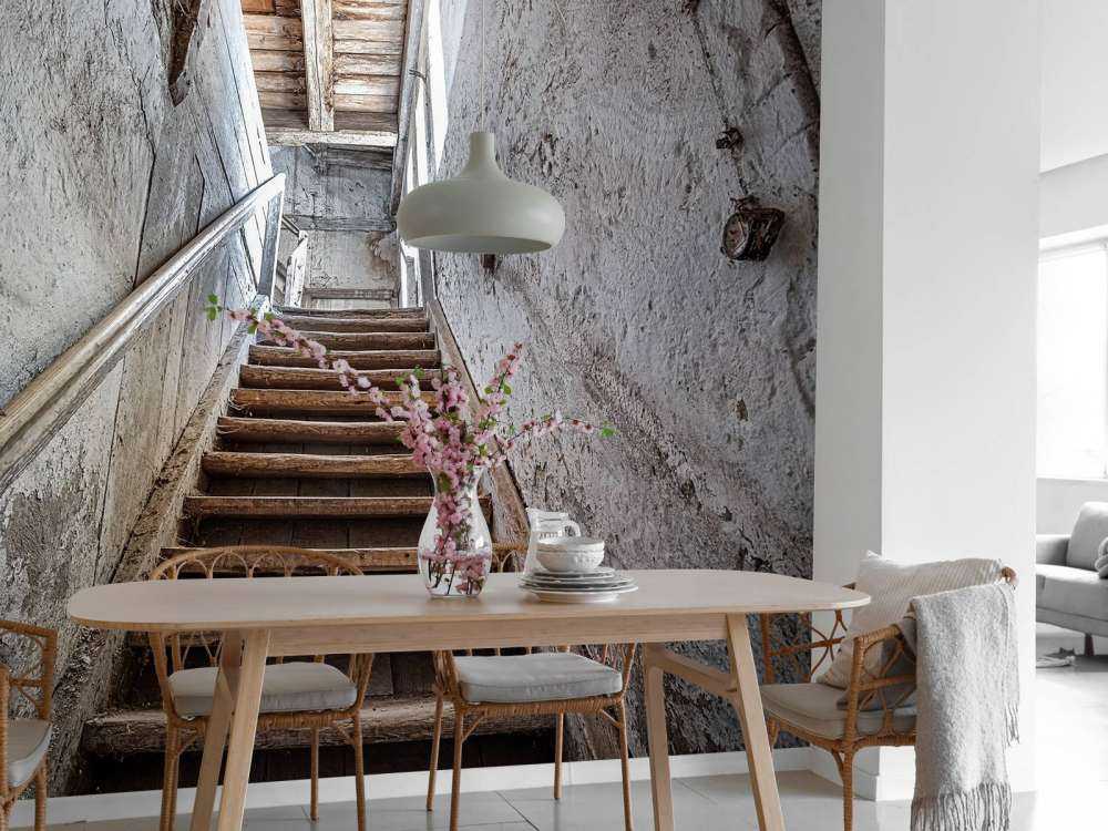 Oude trap in een verlaten huis