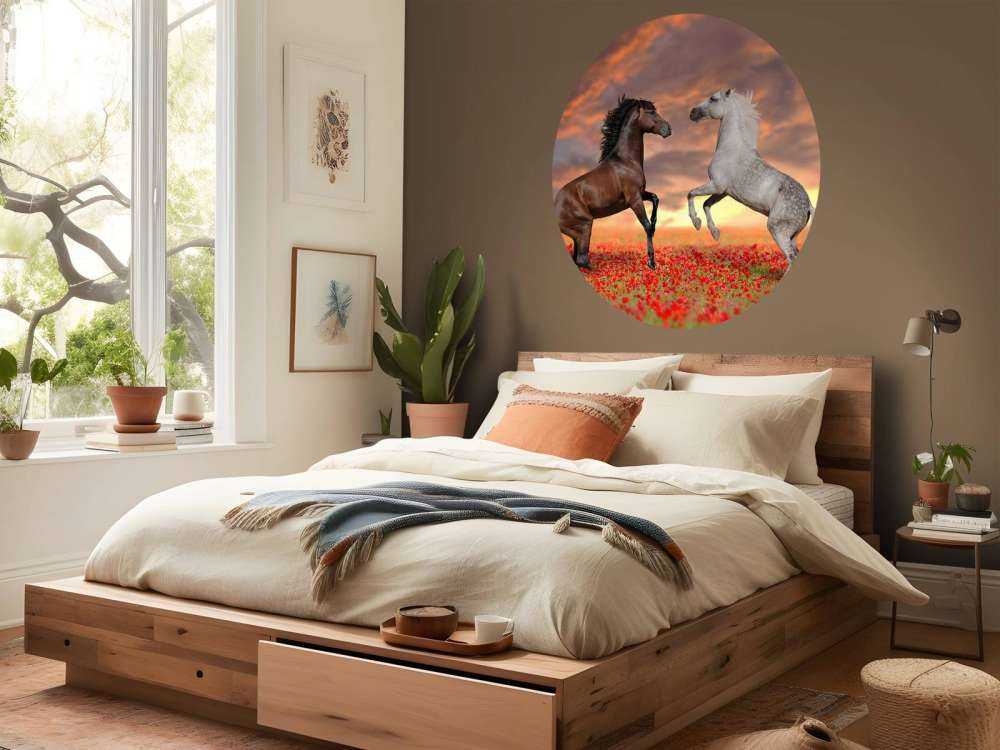 Verliefde paarden in een bloemenveld