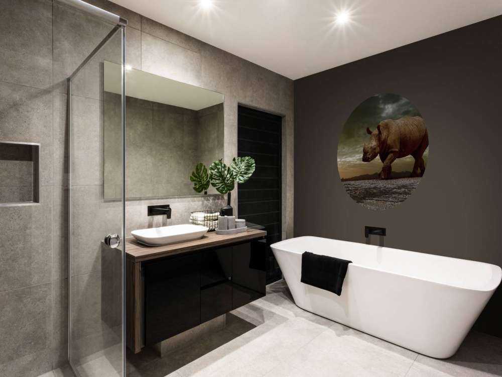 Afrikaanse neushoorn op een vuil veld