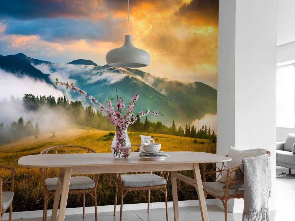 Berglandschap met mist bij zonsondergang