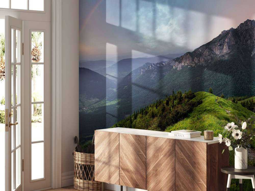 Regenboog boven een berglandschap