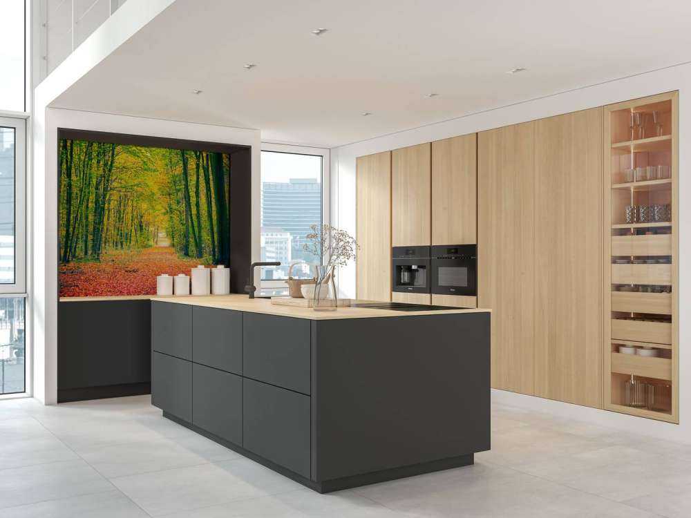 Een bosweg in de herfst