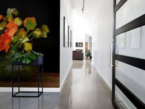 Schilderachtige vaas met bloemen