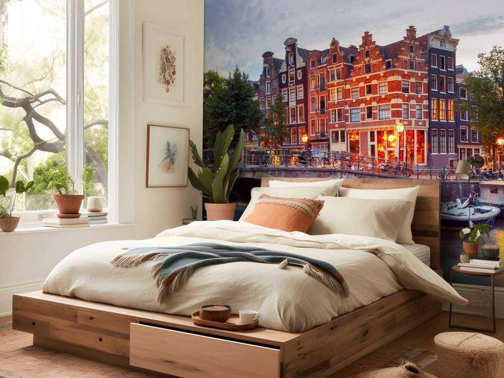 Amsterdamse grachtenpanden met boten op de voorgrond