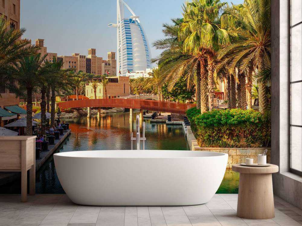 Burj Al Arab met palmbomen op de voorgrond