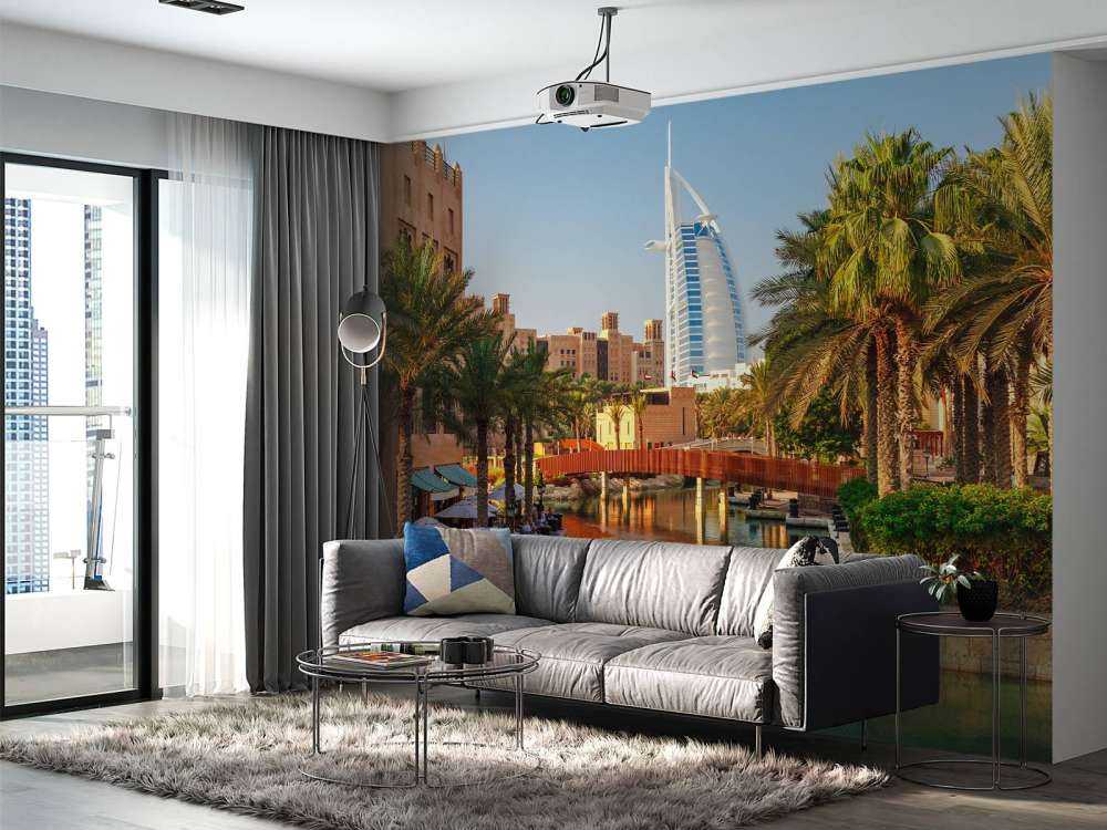 Burj Al Arab met palmbomen op de voorgrond