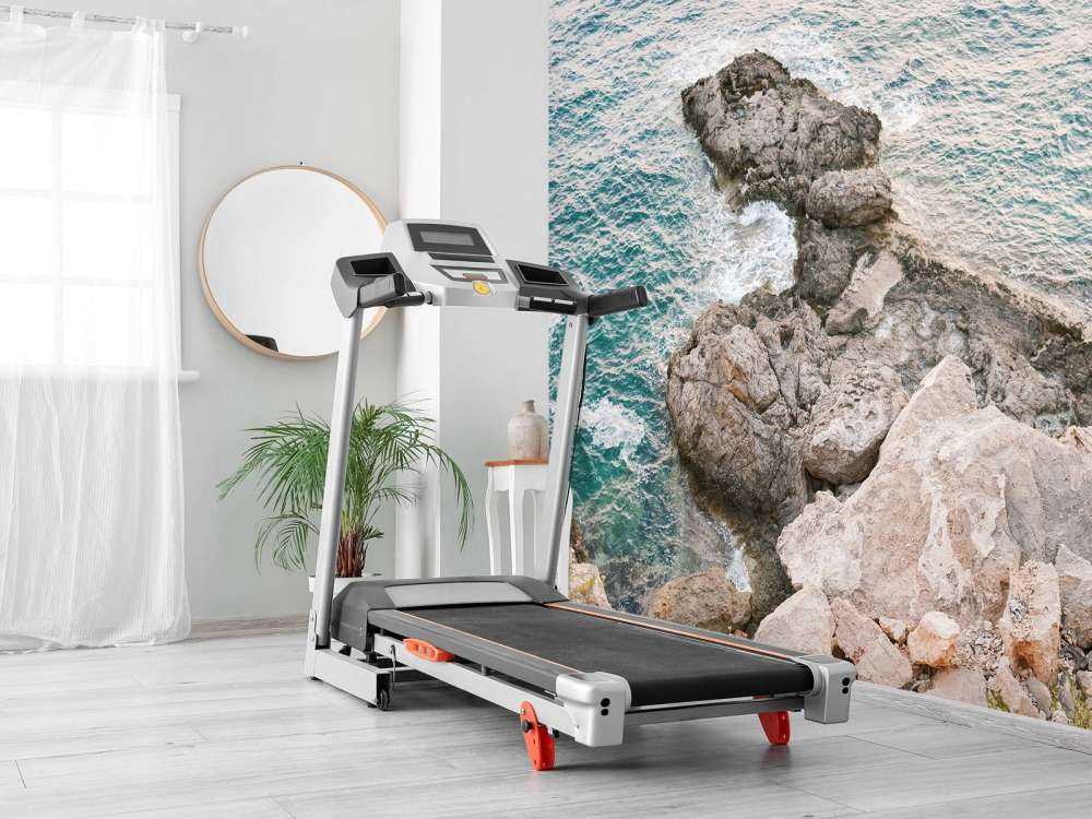 Blauw water met rotsen