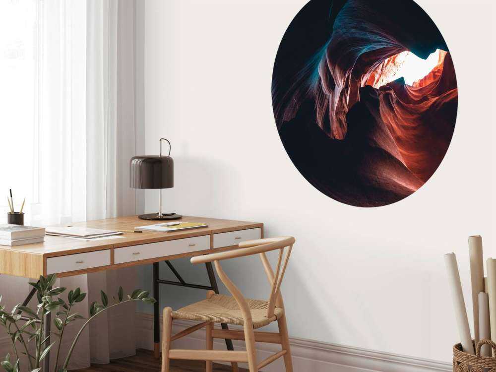 Donkere grot van zandsteen