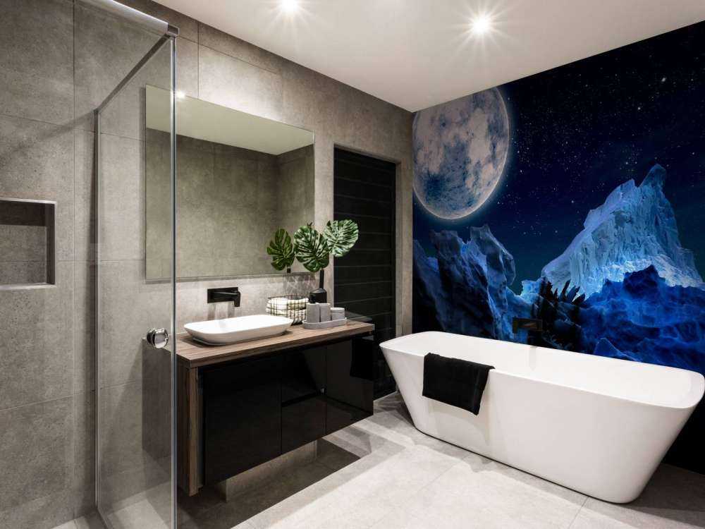 Volle maan boven ijsbergen