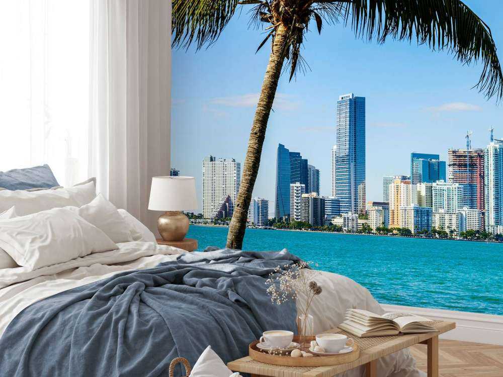 Miami skyline met een palmboom op de voorgrond