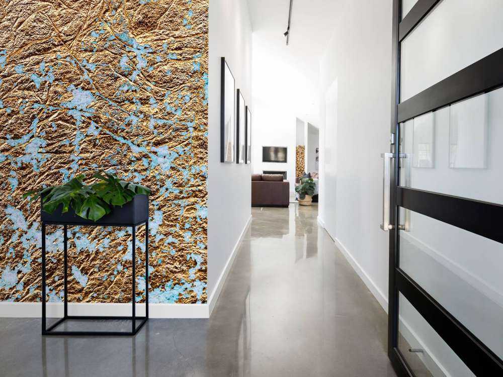 Slordige blauwe muur met goud