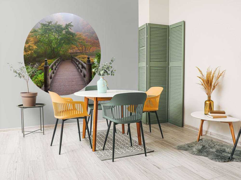 Houten brug in een Japanse tuin