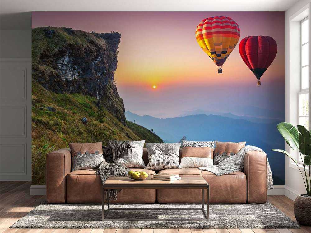 Luchtballonnen in de avond boven een berglandschap