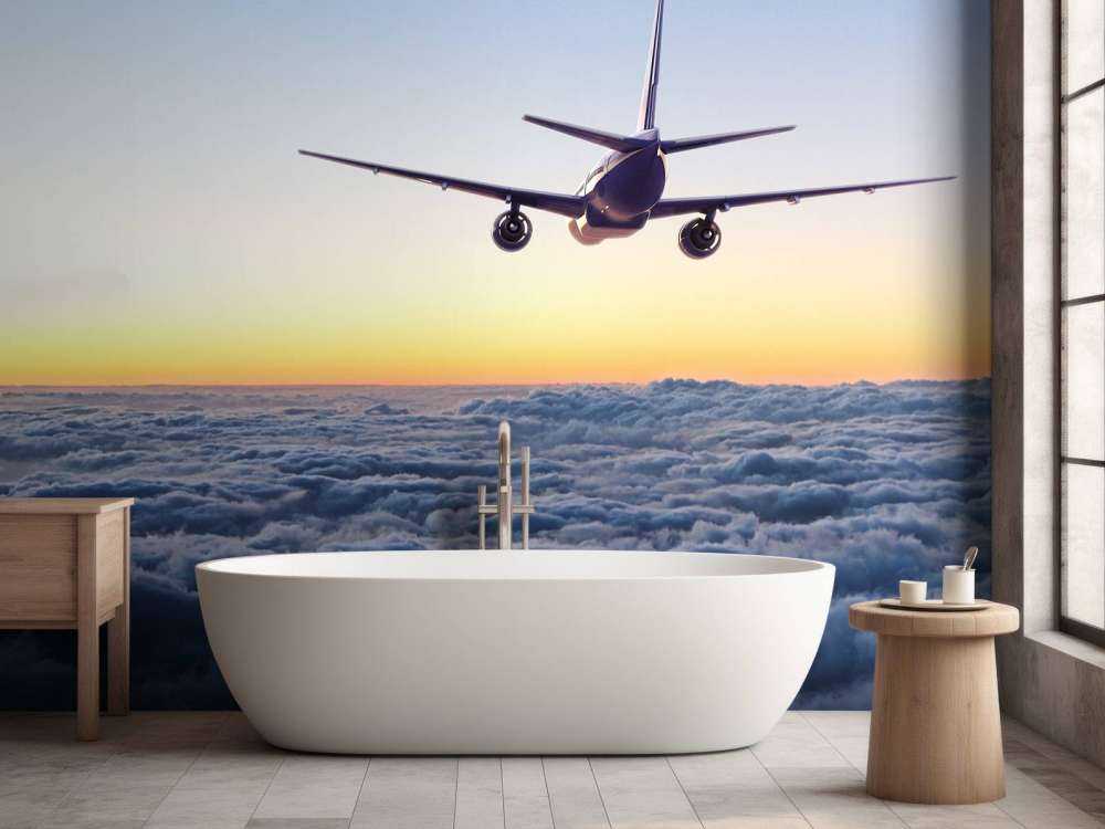 Vliegtuig in de avond boven de wolken