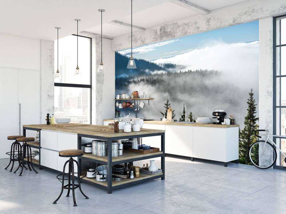 Mistig bos in de bergen