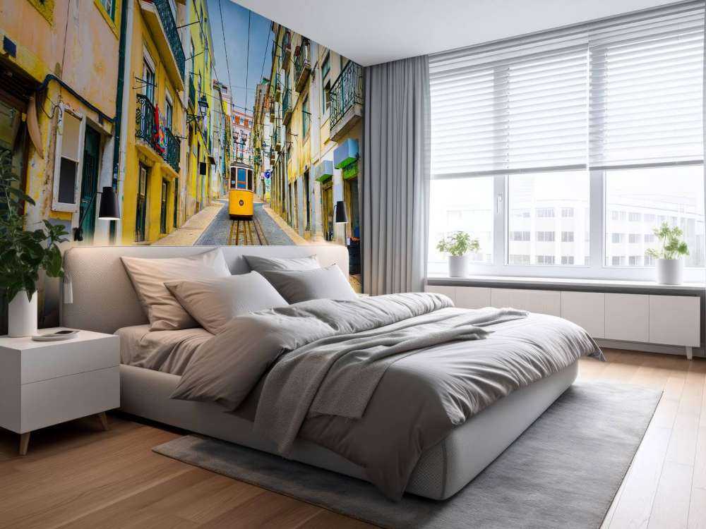 Tram door een straatje in Lissabon