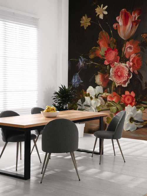 Stilleven met een boeket in wording
