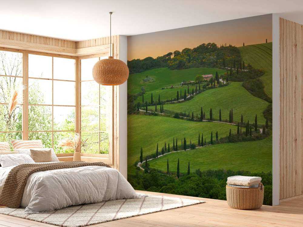 Slingerweg met cipressen