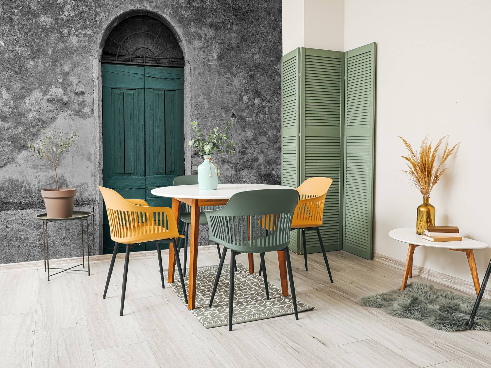 Groene deur in oude muur
