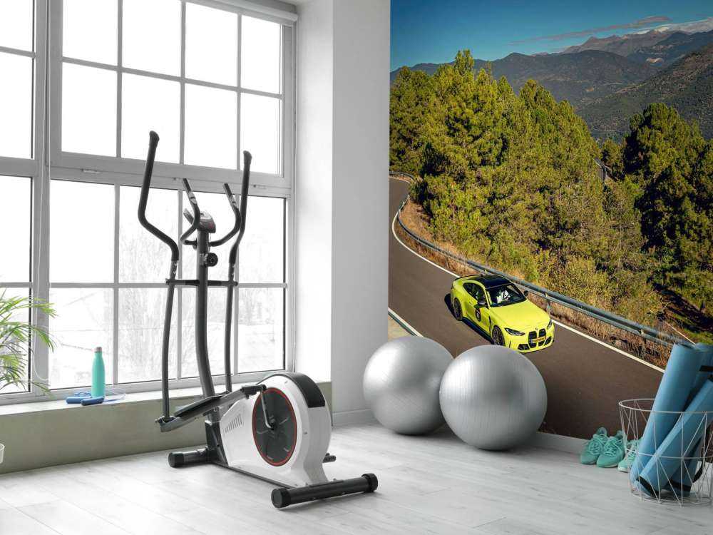 Limegroene BMW op bergweg