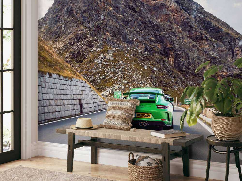 Bergpas met sportauto