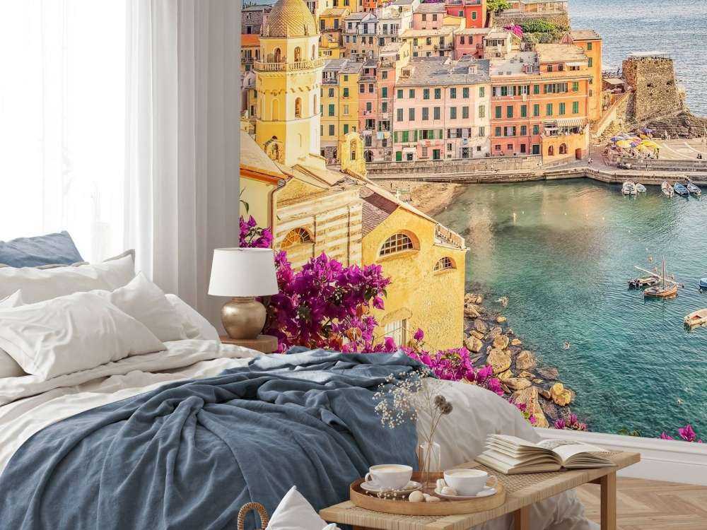 Zomerlicht over kleurrijke havenstad